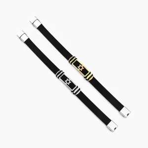 Vista dettagliata del bracciale da uomo in silicone e acciaio con ciondolo a stella.