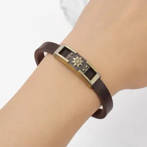 Bracciale in pelle PU vintage con ciondolo in metallo sole bronzo antico moda uomo dettaglio