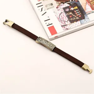 Pulsera de cuero marrón vintage para hombre con cierre de metal y placa grabada.