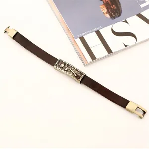 Brazalete de cuero marrón vintage para hombre con placa de flor de metal y cierres seguros.