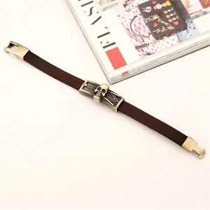 Brazalete de cuero marrón retro para hombre con dije de calavera de aleación vintage y cierre