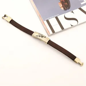Pulsera de cuero marrón para hombre vintage con hebilla de metal y colgante de flecha corazón.