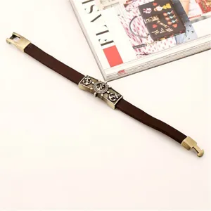 Pulsera de cuero marrón vintage para hombre con pieza central de ancla de latón y cierre.