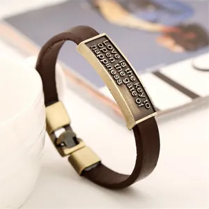 Pulsera de cuero marrón vintage para hombre con placa de metal grabada estilo minimalista