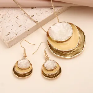 Set di gioielli collana orecchini sovrapposti vintage ciondolo disco dorato elegante donna