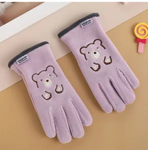 Gedetailleerd overzicht van paarse fleece winter kinderhandschoenen met schattige berenborduursel.