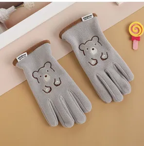 Schattige berenborduurwerk kinder fleece handschoenen detail, warme winterkinderkleding.
