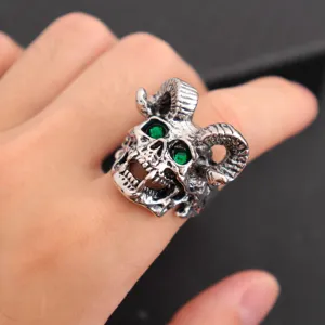 Punk Satan ram schedel ring met groene zirkoon stenen, vintage zilveren gotische sieraden.