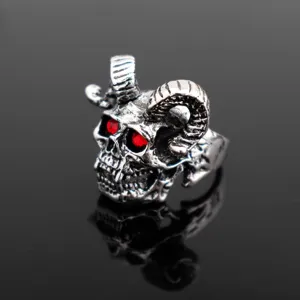 Detail gotische satanische ram schedel ring, retro zilveren metaal afwerking met rode zirkon ogen.