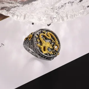 Nahaufnahme des Retro verwitterten goldenen Drachen-Reliefrings mit glitzerndem Strassstein.