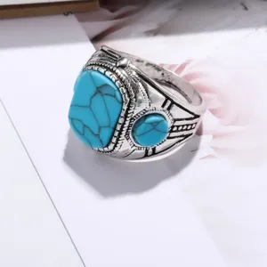 Primer plano detallado del anillo de plata vintage para hombre con piedras de turquesa.