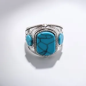 Detalle de anillo turquesa vintage, banda plateada antigua con piedra preciosa tallada