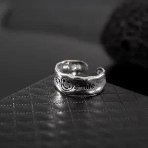 Detaillierte Nahaufnahme des Vintage Silber offenen Rings mit unregelmässiger Textur.