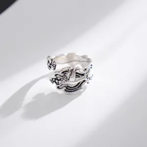 Primo piano dettaglio anello regolabile uccello argento retro con intaglio intricato.