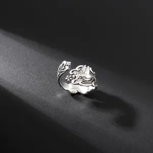 Anello aperto colibrì vintage, finitura argento antico, design floreale, gioiello festa