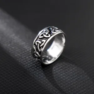 Vista detallada del anillo de nudo celta vintage con intrincados patrones en relieve hombre.