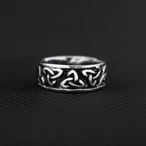 Anillo de hombre nudo celta vikingo en plata vintage, joyería geométrica de acero inox.