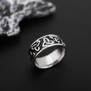 Anillo hombre nudo celta vista detalle, joyeria vintage nordica vikinga primer plano.