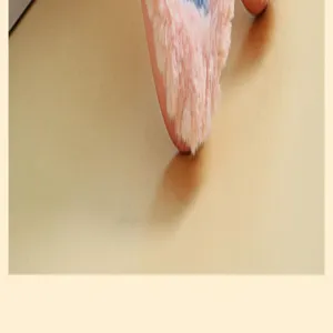 Détail de pantoufles en coton pelucheux, texture douce rose, chaussures d'hiver douillettes.