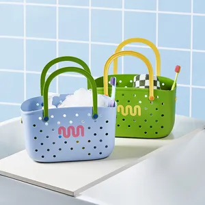 Panier de douche portable en plastique pour dortoir, design creux avec poignées et accessoires.