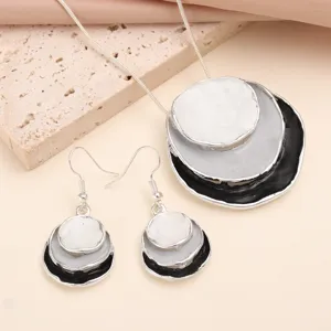 Squisito set di gioielli con collana e orecchini a strati geometrici, design elegante.