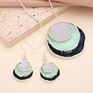 Set di gioielli con collana con ciondolo rotondo multistrato e orecchini verde menta.