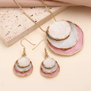 Set di collana con ciondolo rotondo multistrato vintage e orecchini eleganti chic.
