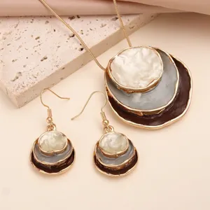 Set collana e orecchini con ciondolo a disco multistrato vintage da donna, gioielli chic.