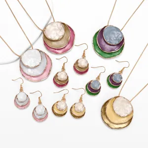 Elegante set collana con pendente a disco multistrato e orecchini abbinati da donna.