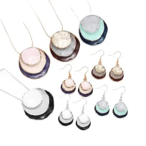 Set di gioielli con collana con ciondolo rotondo multistrato retrò e orecchini, accessori chic.