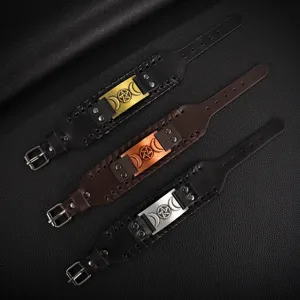 Bracelet en cuir large punk vintage avec amulette en métal triple lune style gothique pour hommes.