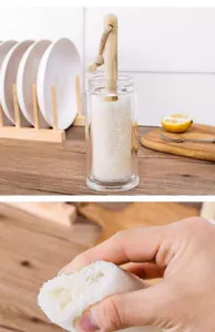 Vue détaillée de la brosse de nettoyage en luffa avec manche en bois pour la cuisine.