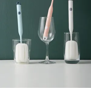Brosse à tasse à long manche avec éponge nano pour nettoyer facilement les biberons et bouteilles.