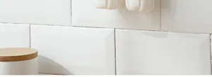 Brosse à tasses en éponge nano à long manche vue de détail, idéale pour nettoyer les biberons.