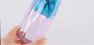 Gedetailleerd overzicht van multifunctionele reinigingsborstel met blauwe borstels voor kopjes.