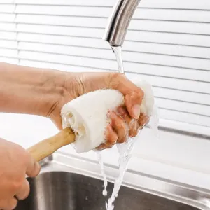Brosse de nettoyage en luffa naturel avec manche en bois pour vaisselle et casseroles de cuisine.