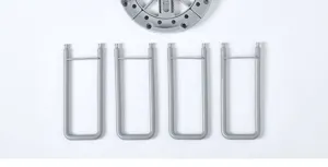 Vista detallada que muestra los componentes del escurridor de platos de plastico gris.