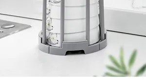 Vista de primer plano detallada del estante de plástico retráctil para tazones de cocina.