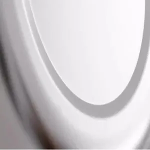 Vue détaillée de boîte de conservation en acier inoxydable, bord métallique élégant.