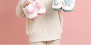 Gedetailleerd overzicht van pluche huisschoenen, zachte warme winterpantoffels met ster maan.
