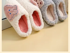 Détail en gros plan de charmantes pantoufles en peluche douce pour un confort intérieur.