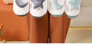 Zachte pluche huisschoenen voor de winter met schattige maan en ster motieven.