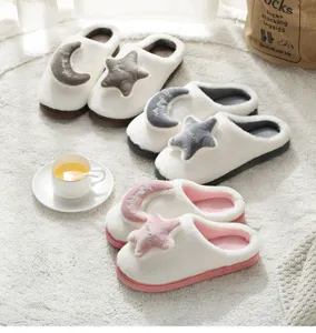 Schattige pluche winter pantoffels met maan en ster ontwerp, warme antislip schoenen binnen.