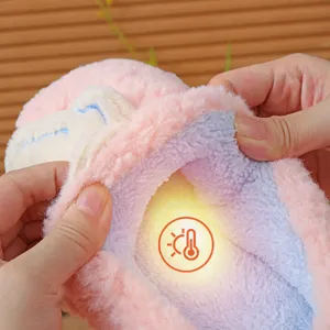 Chaudes et douillettes pantoufles d'hiver en peluche épaisse pour maison avec semelle antidérapante.