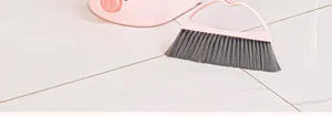 Weiche Borsten Besen und Kehrschaufel Set Detailansicht, rosa süßes Cartoon Reinigungsset.