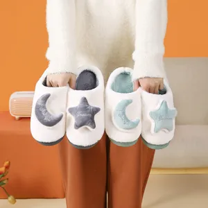 Gezellige pluche koppel huisslippers voor de winter thuis met schattige maan ster borduursel.