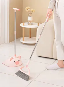 Schönes Besen und Kehrschaufel Set mit Schweinchen Design für den Haushalt, weiche Borsten.