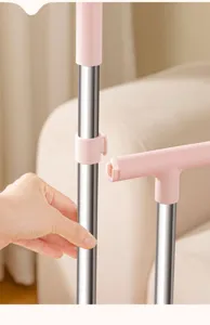 Nahaufnahme der Stielverbindung des Reinigungsgeräts aus Metall und stabilem Kunststoff.