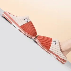 Chaussons en peluche confortables automne hiver avec semelle antidérapante pour maison.