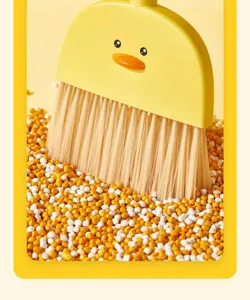 Gros plan détaillé du balai pour enfants canard jaune avec des poils doux et denses.
